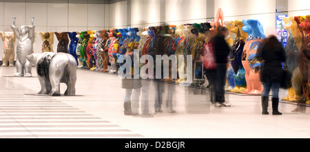 Berlin, Deutschland, trägt Frau betrachten einen Kumpel in der Lobby des Berliner Hauptbahnhofs Stockfoto