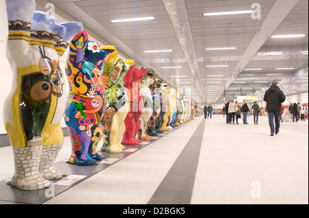 Berlin, Deutschland, trägt Frau betrachten einen Kumpel in der Lobby des Berliner Hauptbahnhofs Stockfoto