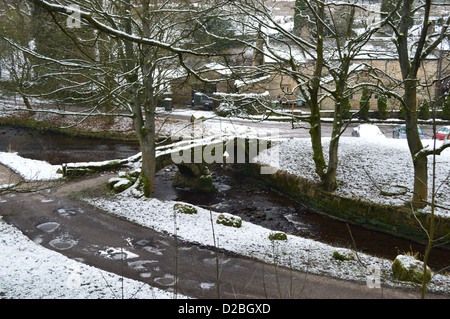 Der Weiler Wycoller im Winter in der Nähe der Bronte-Weg mit der Lastesel Bridge, Clapper Bridge und Wycoller Halle Stockfoto