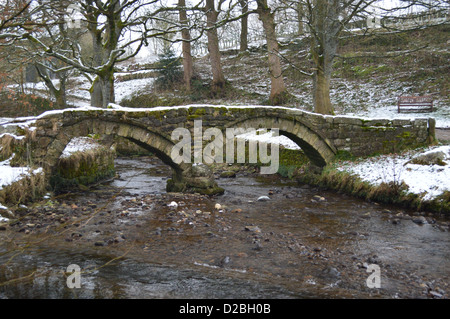 Der Weiler Wycoller im Winter in der Nähe der Bronte-Weg mit der Lastesel Bridge, Clapper Bridge und Wycoller Halle Stockfoto