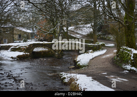 Der Weiler Wycoller im Winter in der Nähe der Bronte-Weg mit der Lastesel Bridge, Clapper Bridge und Wycoller Halle Stockfoto