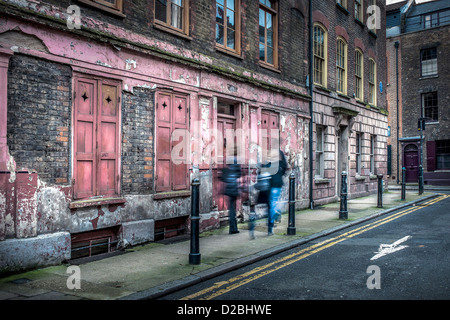 Georgisch-Terrasse am Princelett Street in Spitalfields, London mit unscharfen Gruppe von Menschen Stockfoto