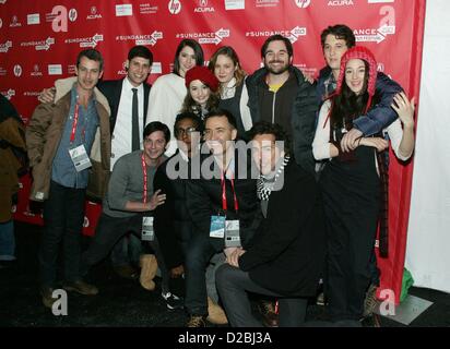 Andrew Lauren, Michael H. Weber, Mary Elizabeth Winstead, Kaitlyn Dever, Brie Larson, James Ponsoldt, Miles Teller, Shailene Woodley, Scott Neustadter, Andre Royo, Tom McNulty, Shawn Levy im Ankunftsbereich für die spektakuläre jetzt Premiere 2013 Sundance Film Festival, Library Center Theatre, Park City, UT 18. Januar 2013. Foto von: James Atoa/Everett Collection Stockfoto