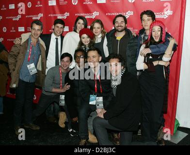 Andrew Lauren, Michael H. Weber, Mary Elizabeth Winstead, Kaitlyn Dever, Brie Larson, James Ponsoldt, Miles Teller, Shailene Woodley, Scott Neustadter, Andre Royo, Tom McNulty, Shawn Levy im Ankunftsbereich für die spektakuläre jetzt Premiere 2013 Sundance Film Festival, Library Center Theatre, Park City, UT 18. Januar 2013. Foto von: James Atoa/Everett Collection Stockfoto