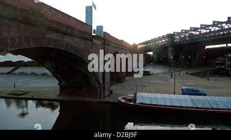 Bridgewater Canal und Eisenbahn-Viadukt Manchester, Lancashire, Nordengland, UK KATHY DEWITT Stockfoto