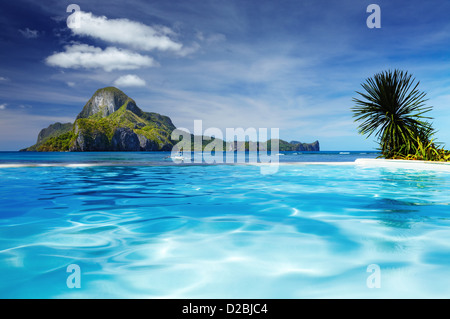 Landschaft mit Schwimmbad und Cadlao Insel im Hintergrund, El Nido, Philippinen Stockfoto