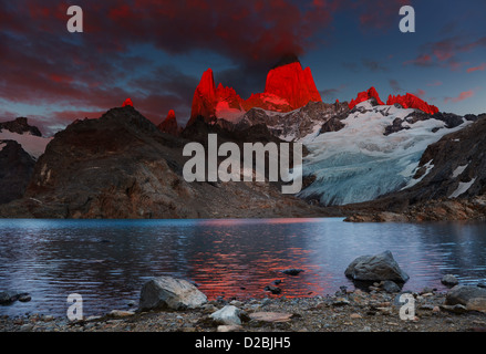 Laguna de Los Tres und Mount Fitz Roy, dramatische Sonnenaufgang, Patagonien, Argentinien Stockfoto