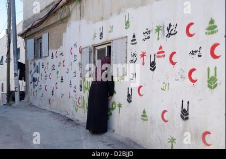 Ein Haus mit Hajj Malerei, muslimischen Einwohner Hajj Sehenswürdigkeiten während der Pilgerfahrt in Mekka in Jabel Mukaber eine Arabische Nachbarschaft im Süden Osten Jerusalem Israel besucht haben eingerichtet Stockfoto