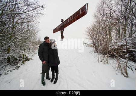 Gateshead, Tyne and Wear, UK. 19. Januar 2013. Im Moment Steven Brown, 34, aus Gateshead schlägt seine Freundin Katherine Cairns, 28, an einem verschneiten Engel des Nordens. Sie sagte ja. Stockfoto