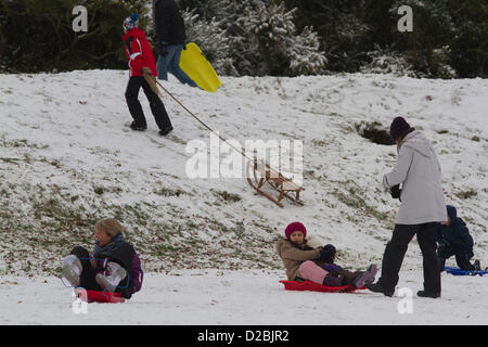 19. Januar 2013. Familien-Schlitten nach vielen Teilen des Vereinigten Königreichs ist von starkem Schneefall getroffen. Stockfoto