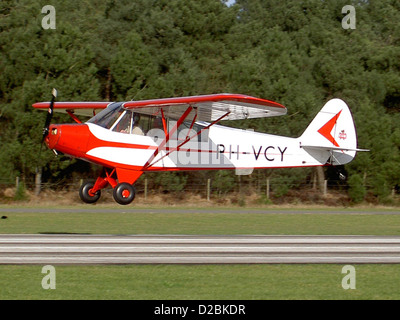 Piper PA-18-95 Super Cub mit der Zulassung PH-VCY, ein leichtes, einmotoriges Flugzeug, das für seine außergewöhnlichen Kurzstart- und Landemöglichkeiten bekannt ist. Der Super Cub wird häufig für Freizeitflüge, Buschfliegen und als Trainingsflugzeug verwendet und ist für seine Langlebigkeit und Vielseitigkeit bekannt. Stockfoto