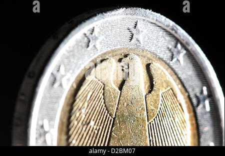 Der deutsche Bundesadler wird auf eine zwei-Euro-Münze in Düsseldorf, 16. Januar 2013 angezeigt. Foto: Martin Gerten Stockfoto