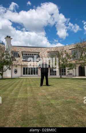 Geborene deutsche Internet-Unternehmer Kim Dotcom ist vor seinem Haus nach einem Interview in Coatesville, New Zealand, 18. Januar 2013 abgebildet. 20. Januar 2012 im Vordergrund der neuseeländischen Polizei ihn in Haft als Reaktion auf uns Vorwurf der kriminellen Verstößen gegen das Urheberrecht in Bezug auf seine Megaupload Website. Dotcom hat energisch bestritt die Vorwürfe und kämpft den Versuch, ihn in die USA auszuliefern. Foto: Max Gilbert Stockfoto