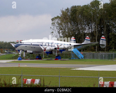 Die Lockheed L-749 Constellation, N749NL, ist ein Oldtimer-Linienflugzeug, das am Flughafen Lelystad in den Niederlanden ausgestellt wird. Dieses Flugzeug, einst ein bedeutender Teil der Geschichte der kommerziellen Luftfahrt, ist heute Teil von Luftfahrtmuseen und Sammlerausstellungen. Stockfoto