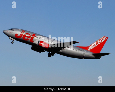 Boeing 737-377 Jet2 (Channel Express) G-CELG (Cn 24303-1620) Stockfoto