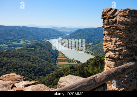 Blick auf Donautal von Ruinen der Burg Aggstein in Österreich Stockfoto