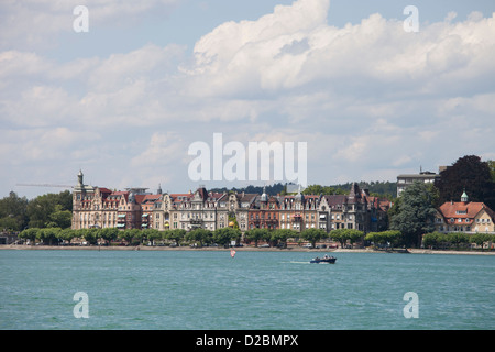 Schöne Reihenhäuser in Konstanz am Rand des Sees. Stockfoto