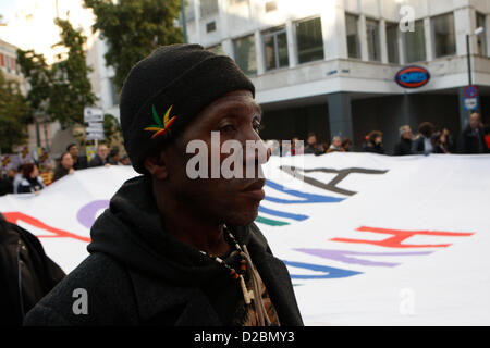 19. Januar 2013 - protestieren Athen, Griechenland - Hunderte von Griechen und andere Bürger friedlich gegen Rassismus und Faschismus. Fast 3.000 Menschen trat die Rallye, die von Gemeinden, Organisationen, Migranten-Communities und Hauptopposition Partei radikale linke Syriza eingerichtet wurde. Diese Woche verhafteten die Behörden einen 29-j hrige Feuerwehrmann und anderer griechischen Mann im Alter von 25 für den Mord an einer 27 Jahre alten pakistanischen Einwanderer in Athen. (Bild Kredit: Aristidis Vafeiadakis/ZUMAPRESS.com ©) Stockfoto