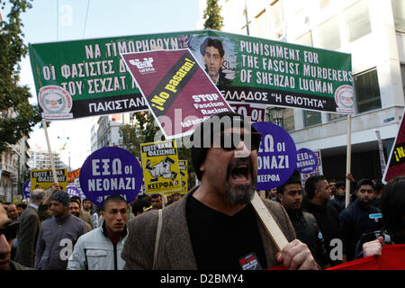 19. Januar 2013 - protestieren Athen, Griechenland - Hunderte von Griechen und andere Bürger friedlich gegen Rassismus und Faschismus. Fast 3.000 Menschen trat die Rallye, die von Gemeinden, Organisationen, Migranten-Communities und Hauptopposition Partei radikale linke Syriza eingerichtet wurde. Diese Woche verhafteten die Behörden einen 29-j hrige Feuerwehrmann und anderer griechischen Mann im Alter von 25 für den Mord an einer 27 Jahre alten pakistanischen Einwanderer in Athen. (Bild Kredit: Aristidis Vafeiadakis/ZUMAPRESS.com ©) Stockfoto