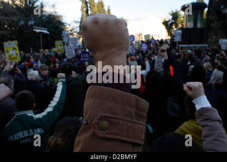 19. Januar 2013 - Athen, Griechenland - pakistanischen Einwanderer schreien Anti-rassistische Parolen während Protest in der Mitte von Athen. Hunderte von Griechen und andere Bürger protestieren friedlich gegen Rassismus und Faschismus. Fast 3.000 Menschen trat die Rallye, die von Gemeinden, Organisationen, Migranten-Communities und Hauptopposition Partei radikale linke Syriza eingerichtet wurde. Diese Woche verhafteten die Behörden einen 29-j hrige Feuerwehrmann und anderer griechischen Mann im Alter von 25 für die Ermordung eines 27-Year-Old pakistanischen Migranten in Athen. (Bild Kredit: Aristidis Vafeiadakis/ZUMAPRESS.com ©) Stockfoto