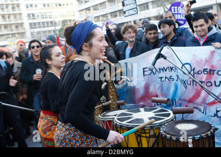 19. Januar 2013 - protestieren Athen, Griechenland - Hunderte von Griechen und andere Bürger friedlich gegen Rassismus und Faschismus. Fast 3.000 Menschen trat die Rallye, die von Gemeinden, Organisationen, Migranten-Communities und Hauptopposition Partei radikale linke Syriza eingerichtet wurde. Diese Woche verhafteten die Behörden einen 29-j hrige Feuerwehrmann und anderer griechischen Mann im Alter von 25 für die Ermordung eines 27-Year-Old pakistanischen Migranten in Athen. (Bild Kredit: Aristidis Vafeiadakis/ZUMAPRESS.com ©) Stockfoto