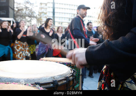 19. Januar 2013 - protestieren Athen, Griechenland - Hunderte von Griechen und andere Bürger friedlich gegen Rassismus und Faschismus. Fast 3.000 Menschen trat die Rallye, die von Gemeinden, Organisationen, Migranten-Communities und Hauptopposition Partei radikale linke Syriza eingerichtet wurde. Diese Woche verhafteten die Behörden einen 29-j hrige Feuerwehrmann und anderer griechischen Mann im Alter von 25 für die Ermordung eines 27-Year-Old pakistanischen Migranten in Athen. (Bild Kredit: Aristidis Vafeiadakis/ZUMAPRESS.com ©) Stockfoto