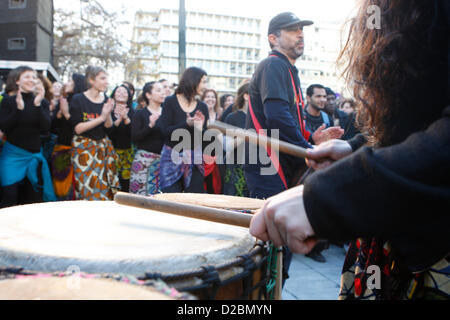 19. Januar 2013 - protestieren Athen, Griechenland - Hunderte von Griechen und andere Bürger friedlich gegen Rassismus und Faschismus. Fast 3.000 Menschen trat die Rallye, die von Gemeinden, Organisationen, Migranten-Communities und Hauptopposition Partei radikale linke Syriza eingerichtet wurde. Diese Woche verhafteten die Behörden einen 29-j hrige Feuerwehrmann und anderer griechischen Mann im Alter von 25 für die Ermordung eines 27-Year-Old pakistanischen Migranten in Athen. (Bild Kredit: Aristidis Vafeiadakis/ZUMAPRESS.com ©) Stockfoto