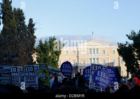 19. Januar 2013 - Athen, Griechenland - pakistanischen Einwanderer schreien Anti-rassistische Parolen während Protest in der Mitte von Athen. Hunderte von Griechen und andere Bürger protestieren friedlich gegen Rassismus und Faschismus. Fast 3.000 Menschen trat die Rallye, die von Gemeinden, Organisationen, Migranten-Communities und Hauptopposition Partei radikale linke Syriza eingerichtet wurde. Diese Woche verhafteten die Behörden einen 29-j hrige Feuerwehrmann und anderer griechischen Mann im Alter von 25 für die Ermordung eines 27-Year-Old pakistanischen Migranten in Athen. (Bild Kredit: Aristidis Vafeiadakis/ZUMAPRESS.com ©) Stockfoto