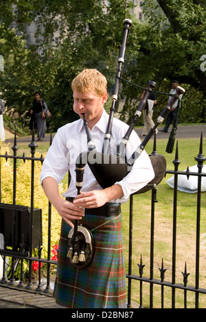 Junger Mann spielt Dudelsack In Hauptstadt Edinburgh Schottland Stockfoto