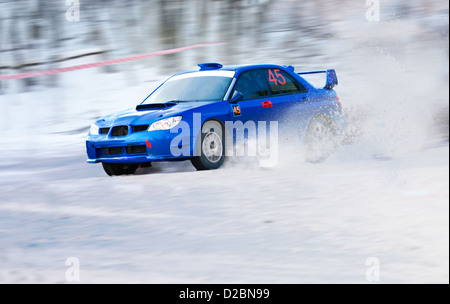 Rallye, verschneiten Straße, blauen Subaru Impreza, Autorennen Stockfoto