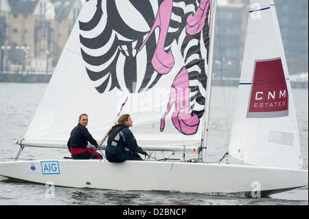 Sterne Klasse Boote sind von 20 Olympiasieger und Weltmeister Matrosen – einschließlich dreifachen Olympiasieger Iain Percy, Doppel Olympiasieger Andrew Simpson, Olympiasieger Pippa Wilson (im Boot mit Stilettos auf Segel), Ian Walker, Luke Geduld und Xavier Rohart raste.  Sie sind Boote mit Segel entworfen durch eine Reihe von Künstlern - Eine, Julian Opie, Goldie und David Begbie verwenden. Dies ist das erste Mal Segeln und Kunst hat in einem Match-Race Serie zusammengebracht worden. Der London Boat Show, Excel Center, Docklands, London, UK 19. Januar 2013. Stockfoto