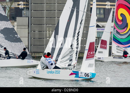 Sterne-Klasse Boote von 20 Olympiasieger und Weltmeister Matrosen – einschließlich der dreifachen Olympiasieger Iain Percy (Bild C) gefahren werden, Doppel-Olympiasieger Andrew Simpson (Bild C), Olympiasieger Pippa Wilson, Ian Walker, Luke Geduld und Xavier Rohart.  Sie sind Boote mit Segel entworfen durch eine Reihe von Künstlern - Eine, Julian Opie, Goldie und David Begbie verwenden. Dies ist das erste Mal Segeln und Kunst hat in einem Match-Race Serie zusammengebracht worden. Der London Boat Show, Excel Center, Docklands, London, UK 19. Januar 2013. Stockfoto