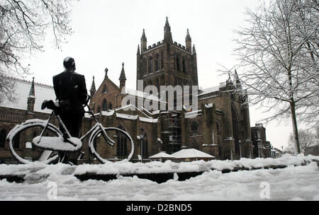 19.1.13 UK SNOW PIC BY MARK ANDREWS Schnee bedeckten Edward Elgar-Statue in Hereford Cathedral Close blickt auf eine verschneite Szene. Stockfoto