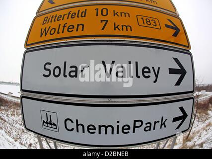 Straßenschilder weisen den Weg zum Solar Valley und der Chemiepark Bitterfeld-Wolfen, Deutschland, 17. Januar 2013. Die chemische Industrie im Bundesland Sachsen-Anhalt ist die einzige Branche Industrie in den neuen Bundesländern, die, um eine Zunahme der Geschäftszahlen im Jahr 2012 hat es geschafft. Rund 114 Unternehmen haben erreicht einen Umsatz von knapp 8 Milliarden Euro im Jahr 2012. Foto: Jan Woitas Stockfoto