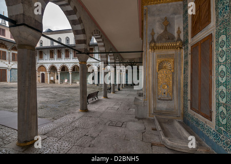 Innenhof der Wohnungen der Königin-Mutter (Valide Sultan Dairesi) im Topkapi Palast, Istanbul, Türkei Stockfoto