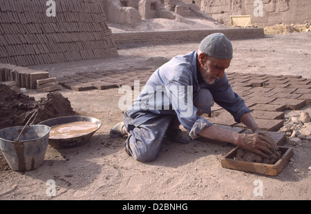 Männer machen Schlammziegel von Hand vor dem Erdbeben 2003 ARG-e-Bam, Iran Stockfoto