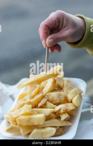 Weibliche Hand herauf fried Potato Chip mit Holz- Gabel, Stockfoto