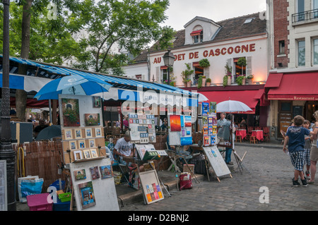 Gemälde zum Verkauf in die Place du Tertre mit Sacre Coeur Basilika in Ferne, Montmartre, Paris, Frankreich, Europa Stockfoto