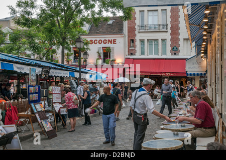 Gemälde zum Verkauf in die Place du Tertre mit Sacre Coeur Basilika in Ferne, Montmartre, Paris, Frankreich, Europa Stockfoto