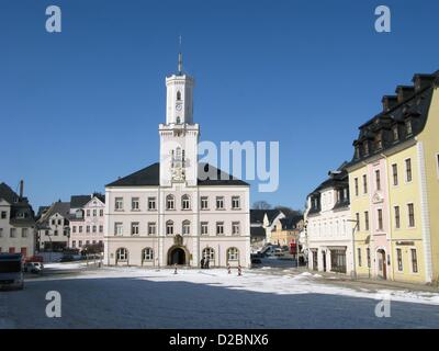 (Dpa Datei) Ein Datei-Bild vom 9. März 2010 zeigt das Rathaus mit einem Glockenspiel aus Porzellan gearbeitet in Schneeberg, Deutschland.  Foto: Franz-Peter Tschauner Stockfoto