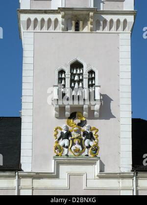 (Dpa Datei) Ein Datei-Bild vom 9. März 2010 zeigt das Rathaus mit einem Glockenspiel aus Porzellan und das Wappen der Stadt Schneeberg, Deutschland gemacht. Foto: Franz-Peter Tschauner Stockfoto