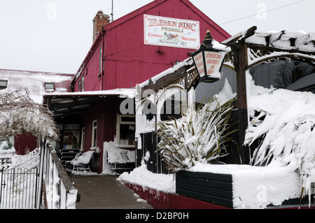 Tafarn Sinc Wellblech Traditionskneipe im Schnee Rosenstrauch Preseli Hills Pembrokeshire Wales Cymru UK GB Stockfoto