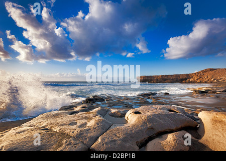 Wellen, die auf versteinerte Lava in La Pared Fuerteventura Stockfoto