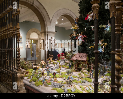 Weihnachtsbaum und riesige Krippe mittelalterliche Skulpturenhalle, Metropolitan Museum of Art, NYC Stockfoto