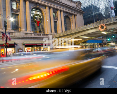 Rasenden Taxis an der 42nd St., Eingang Grand Central Terminal, in den Ferien NYC Stockfoto