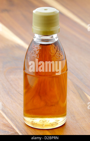 köstliche Klasse A leicht Bernstein Ahornsirup, mit einem Delicated Ahorn Bouquet. Stockfoto