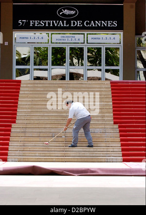 57. Festival De Cannes Filmfestival in Cannes. Abgebildete Arbeitnehmer immer die berühmten roten Teppich auf dem Palais De Festival bereit Stockfoto