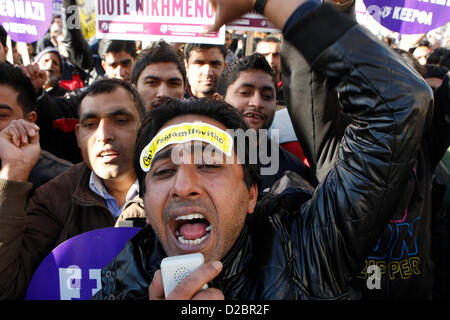 19. Januar 2013 - Athen, Griechenland - pakistanischen Einwanderer schreien Anti-rassistische Parolen während Protest. Griechen und andere Bürger protestieren friedlich gegen Rassismus und Faschismus. Fast 3.000 Leute schlossen sich der Kundgebung, die von den Gemeinden eingerichtet wurde, Organisationen, Migranten-Communities und Hauptopposition Partei radikale Linke "Syriza". Diese Woche verhafteten die Behörden einen 29-j hrige Feuerwehrmann und anderer griechischen Mann im Alter von 25 für den Mord an einer 27 Jahre alten pakistanischen Einwanderer in Athen. (Bild Kredit: Aristidis Vafeiadakis/ZUMAPRESS.com ©) Stockfoto