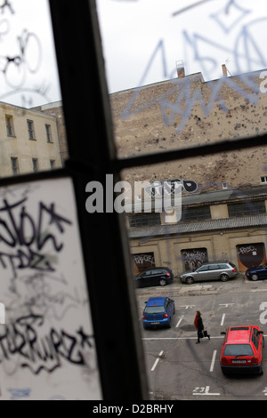 Berlin, Deutschland, ein Fenster, das mit Graffiti in einem Hinterhof bedeckt ist Stockfoto
