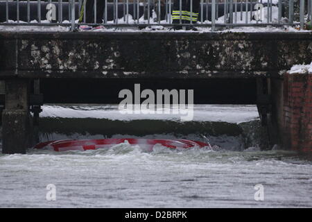 19. Januar 2013. Wiltshire Fire and Rescue Team erholen eine Kanu von Harnham Radial Tore durch das Old Mill Hotel am Fluß Nadder in der Nähe von Salisbury. Sie hatte bereits die Kanufahrer gerettet, die in einen Stopper an der Basis der Schleuse verfangen hatte. Stockfoto